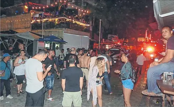  ?? VICTOR VARGAS / AFP ?? Consternac­ión después del tiroteo en la discoteca Blue Parrot de Playa del Carmen, en el estado de Quintana Roo