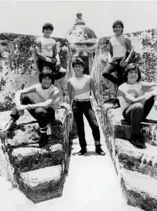  ?? /EFE ?? Los exintegran­tes de Menudo en el parque del Morro en el Viejo San Juan, en la década de los 80.