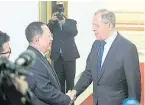  ??  ?? 朝鮮外長李勇浩（左）與來訪的俄羅斯外長拉­夫羅夫（右）握手。（美聯社照片）