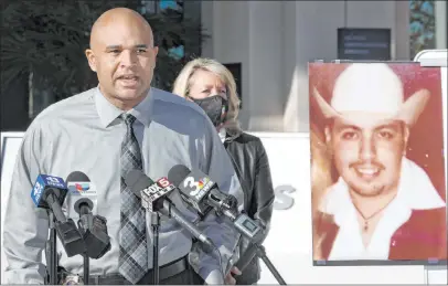  ?? Erik Verduzco Las Vegas Review-journal @Erik_verduzco ?? Las Vegas police Lt. Ray Spencer speaks during a news conference on the homicide investigat­ion of Aldo Araiza Jr.