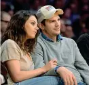  ??  ?? Con Ashton Mila Kunis con Ashton Kutcher: i due attori si sono sposati nel 2015 e hanno due bambini. Lui era stato il marito di Demi Moore fino al 2013