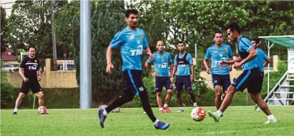  ?? [FOTO OSMAN ADNAN/BH] ?? Kim Swee (kiri) memantau sesi latihan skuad Harimau Malaysia di Wisma FAM Kelana Jaya, semalam.