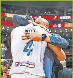  ?? FIBA ?? ABRAZO DEL ALMA. Scola y Manu, ayer luego del triunfo.