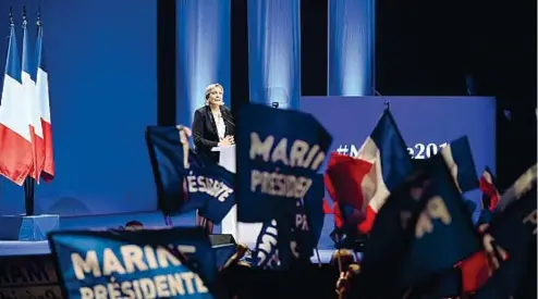  ??  ?? Marine Le Pen, candidata in Francia alla presidenza della Repubblica per il Front National (estrema destra), parla dal palco dello Zenith a Nantes lo scorso 26 febbraio (Afp)