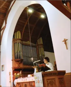  ?? GARY NYLANDER/The Daily Courier ?? The Very Rev. Nissa Basbaum delivers her sermon during the dedication service in the sanctuary of the Cathedral Church of St. Michael and All Angels.