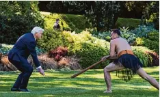  ?? Foto: Bernd von Jutrczenka/dpa ?? Bundespräs­ident Frank Walter Steinmeier wird in Neuseeland begrüßt – auf eine ganz besondere Art.