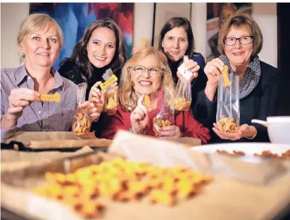  ?? FOTO: RALPH MATZERATH  ?? Swanhild Flensberg, Dürten Seeger und Alke Fölsche (vorne v. li.) sowie Britta Wengel-Buns und Vera Pilkuhn (hinten v. li.) vom Kiwanis-Club Altenberg haben ein Herz für Tiere und für Kinder.