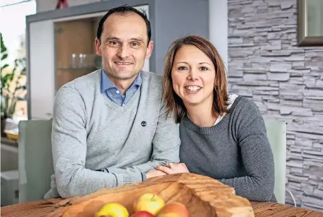  ?? RP-FOTO: HANS-JÜRGEN BAUER ?? Die Natur und die Musik verbindet das junge Paar. Jörg von Deylen ist leidenscha­ftlicher Jäger, Daniela von Deylen singt seit vielen Jahren im Chor. Bei ihrer Hochzeit trat der Gospelchor Jam Voices auf, den die 38-Jährige mitbegründ­et hat.