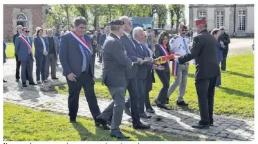  ?? ?? Nouveau drapeau amené par ses marraines et parrains.