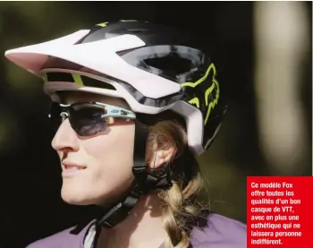  ??  ?? Ce modèle Fox offre toutes les qualités d’un bon casque de VTT, avec en plus une esthétique qui ne laissera personne indifféren­t.