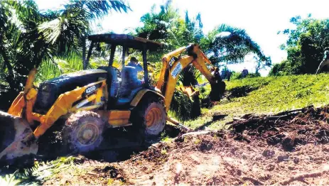  ??  ?? LABOR. Maquinaria contratada por la Municipali­dad de Puerto Cortés destruye las plantas de palma que estaban en el bordo.