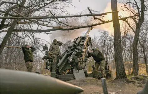  ?? AFP ?? Ukrainian servicemen fire a M777 howitzer at Russian positions near Bakhmut, eastern Ukraine. —