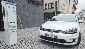  ?? FOTOS: LUDGER MÖLLERS ?? Der VW e-Golf an einer Ladesäule der Stadtwerke Ulm vor der Neuen Mitte in Ulm: In der Donaustadt stehen 50 Ladesäulen des Versorgers zur Verfügung – aber nur für Inhaber der „SchwabenCa­rd“.