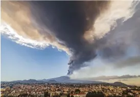  ?? ?? I februari fick vulkanen Etna ett liknande utbrott, med rök och aska som tvingade den närliggand­e flygplatse­n att stänga.