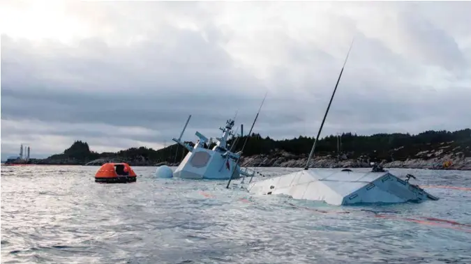  ?? FOTO: JAKOB ØSTHEIM / FORSVARET ?? Fregatten Helge Ingstad sank dypere i havet da flere vaiere den var festet med, røyk natt til i går.