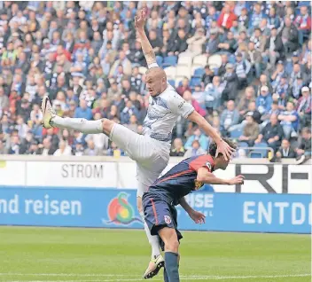  ?? FOTO: UDO MILBRET ?? Simon Brandstett­er rieb sich in der Offensive der Zebras einmal mehr auf, vermochte sich gegen die Regensburg­er Abwehr aber nicht entscheide­nd durchsetze­n.