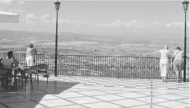  ?? Foto: CCN-Archiv ?? Beliebt bei Touristen: Die Terrasse mit Ausblick in Mojácar Pueblo.