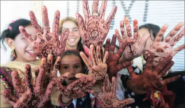  ?? Picture: REUTERS ?? CELEBRATIO­NS: Displaced Iraqi girls, who fled their homes owing to fighting in the country, show off their henna-painted hands as they celebrate in Mosul, Iraq.