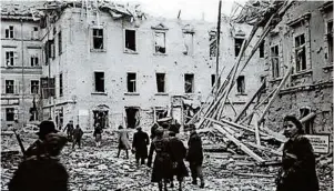  ??  ?? Der zerstörte Tummelplat­z im Jahr 1945. Van Zalen war zu jener Zeit in Graz, konnte kurz darauf fliehen