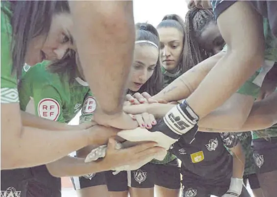  ?? TATIANA FERNÁNDEZ ?? Las jugadoras del Cacereño Femenino, haciendo una piña. Han sido un verdadero equipo unido.