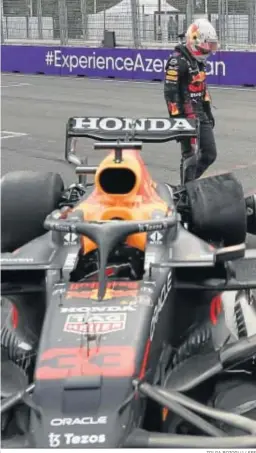  ?? TOLGA BOZOGLU / EFE ?? Verstappen pasa junto a la rueda trasera izquierda que ocasionó su accidente.
