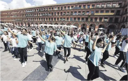  ?? Pablo Cabrera ?? Participan­tes del ‘flashmob’ durante la realizació­n del mismo, ayer en la plaza de La Corredera.