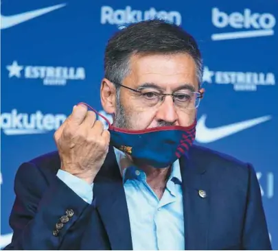  ?? / AFP ?? Según fuentes locales, el expresiden­te del FC Barcelona Josep Maria Bartomeu fue detenido ayer en su casa.