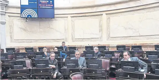  ?? PRENSA SENADO ?? Pichetto y un reducido grupo de senadores peronistas, ayer, en la frustrada sesión