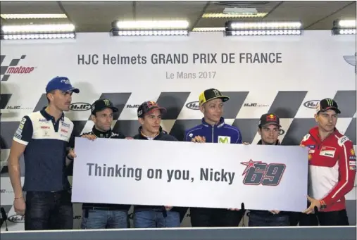  ??  ?? MENSAJE DE APOYO. Loris Baz, Johann Zarco, Marc Márquez, Valentino Rossi, Dani Pedrosa y Jorge Lorenzo piensan en Hayden desde Le Mans.