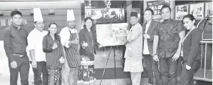  ??  ?? PENGURUS Besar Hotel Horizon Stella Chong K.Y (lima,kiri) bersama kakitangan lain merakam gambar kenangan.