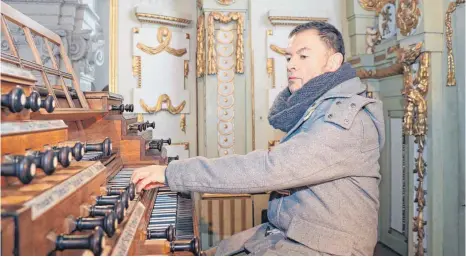  ?? FOTO: MAIKE WOYDT ?? Franz Raml spielt am liebsten in Rot an der Rot an der Holzhey-Orgel.