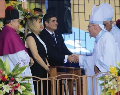  ?? RAFAEL PACHECO ?? El presidente Carlos Alvarado y la primera dama Claudia Dobles participar­on en la misa del 2 de agosto en honor a la Virgen de los Ángeles. Aquí saludan a monseñor Manuel Garita.