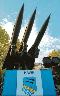  ?? Archivfoto: B. Weizenegge­r ?? Zur Außerdiens­tstellung des Flugabwehr­raketensys­tems „Hawk“gab es auf dem Roll feld einen Konvoi mit der Ehrenforma­tion der Bundeswehr.