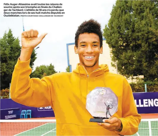  ?? PHOTO COURTOISIE CHALLENGER DE TACHKENT ?? Félix Auger-Aliassime avait toutes les raisons de sourire après son triomphe en finale du Challenger de Tachkent. L’athlète de 18 ans n’a perdu que deux manches lors de ses huit matchs disputés en Ouzbékista­n.