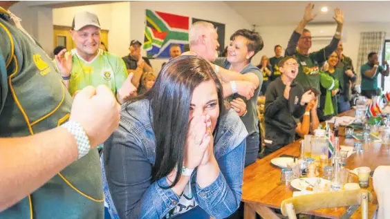  ?? Photo / Paul Taylor ?? Hawke’s Bay’s Springboks fans gasped as their team clinched a narrow Rugby World Cup victory on Sunday.