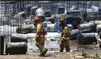  ?? Gary Coronado / Houston Chronicle ?? A 1995 fire at Houston Distributi­on, top, inspired the city to enact regulation­s and insist on more informatio­n from facilities with hazardous materials. A May fire at the Custom Packaging & Filling warehouse in Spring Branch, bottom, illustrate­d how...