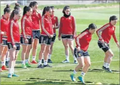  ??  ?? PREPARADAS. Las Sub-17, en una sesión previa a la Ronda Élite.