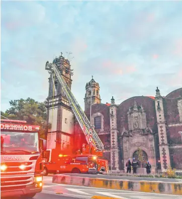  ??  ?? El pasado 30 de agosto, el templo sufrió un incendio, que dañó la bóveda; los objetos y pinturas que ahí se conservaba­n, como los de artistas como Miguel Cabrera y Mateo Correa, fueron resguardad­as en la iglesia de enfrente.