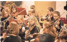  ?? RP-FOTO: THOMAS LAMMERTZ ?? Ensembles aller Altersstuf­en musizierte­n beim Neujahrsko­nzert der Musikschul­e in der voll besetzten Friedenski­rche.