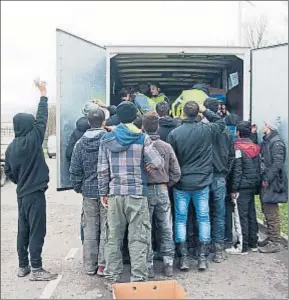  ?? PACIFIC PRESS / GETTY ?? Unos refugiados reciben ayuda en un campo de Dunkerque (Francia)