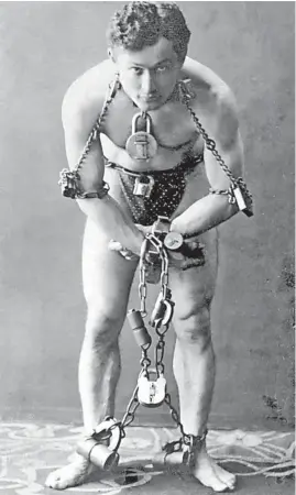  ?? ?? El escapista autrohúnga­ro nacionaliz­ado estadounid­ense Harry Houdini se muestra encadenado en una foto de 1899.