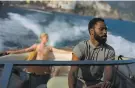  ?? Melinda Sue Gordon / Warner Bros. Entertainm­ent ?? Elizabeth Debicki and John David Washington in “Tenet.”