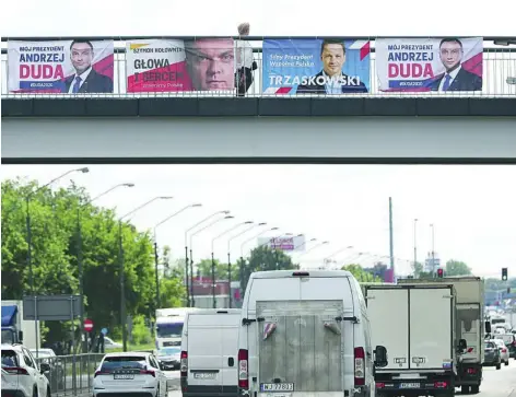  ?? AP ?? Carteles electorale­s en una autopista Varsovia con los candidatos a la primera vuelta de la presidenci­ales de este domingo
