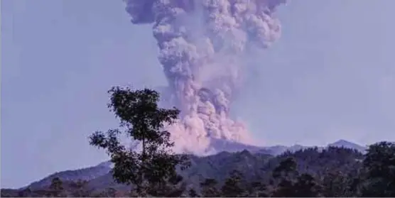  ?? (Foto hiasan) ?? Gunung Merapi berkemungk­inan meletus berikutan gempa bumi tektonik, baru-baru ini.