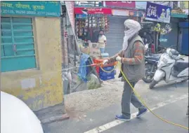  ?? DEEPAK SANSTA/HT ?? A man carrying out a sanitisati­on drive at Sanjauli market in Shimla on Friday.