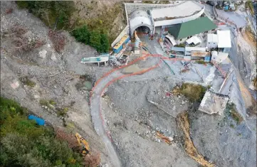  ?? (Photo Pqr/ouest-france/franck Dubray) ?? Les autorités françaises plaident pour un accès limité au tunnel historique, via la piste qui traverse le couloir d’avalanche.