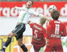  ?? FOTO: DPA ?? Andreas Hofmann (links) ist mittlerwei­le eine feste Größe beim FußballZwe­itligisten SpVgg Greuther Fürth, macht sich aber nach wie vor Gedanken zu seinem Ex-Arbeitgebe­r VfR Aalen.
