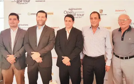  ??  ?? Presentaci­ón. Gerardo Rivera, gerente de Ventas Corporativ­as; George Farkass, vicepresid­ente, ambos de Tigo Business El Salvador; Arturo Aguirre, productor de Tigo Business Open Golf Tour; Jorge Casaus, golfista sénior; y Juan David Tamayo, entrenador...