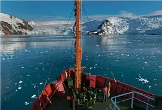  ??  ?? Navio de apoio oceonagráf­ico Ary Rongel chega à enseada de Martel, na ilha do Rei George