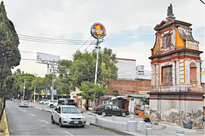  ??  ?? Los monumentos representa­n las fases del Rosario. La base de uno de ellos se está desgajando.